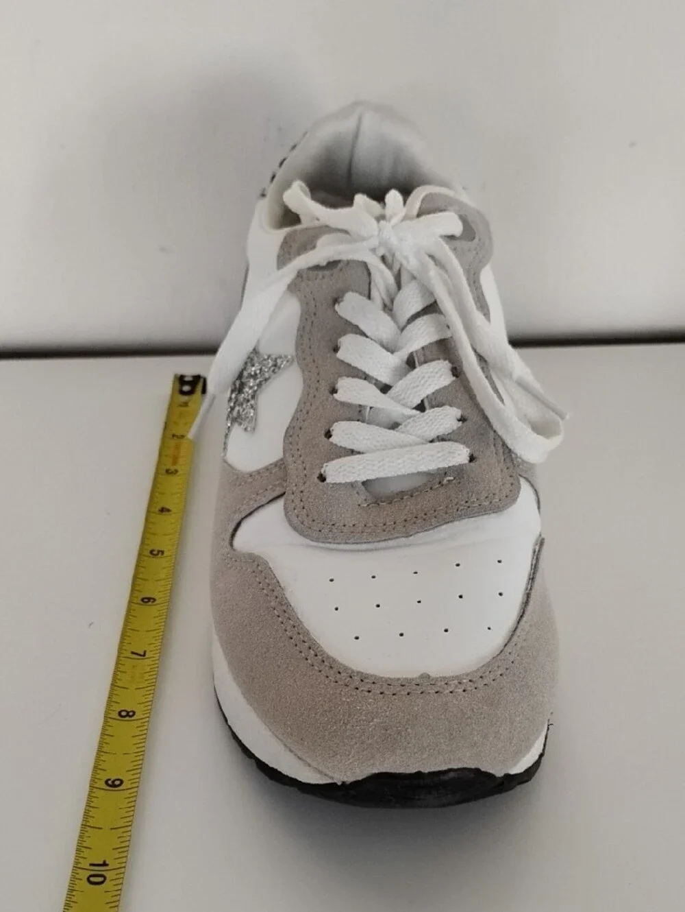 Jessica Carlyle Size 8 White & Light Gray Star Accent Lace-Up Sneakers